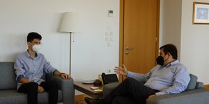 Συνάντηση του υπουργού Μετανάστευσης και Ασύλου με τον αριστούχο Ιρανό πρόσφυγα