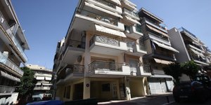 Η πολυκατοικία όπου διέμενε η 73χρονη με τον γιο της στη Νεάπολη Θεσσαλονίκης
