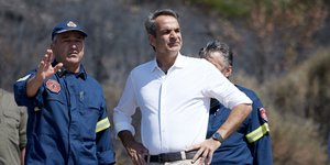 Ο πρωθυπουργός Κυριάκος Μητσοτάκης έκανε αυτοψία στα καμένα στην Πεντέλη