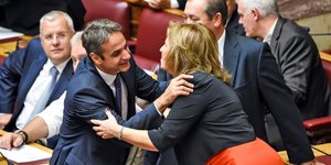 Πρόταση να αναλάβει επικεφαλής της Ανεξάρτητης Αρχής Προστασίας Δεδομένων Προσωπικού Χαρακτήρα δέχτηκε προ ενός μηνός η πρώην υπουργός του ΠΑΣΟΚ, <a href="https://www.iefimerida.gr/tag/eyi-hristofilopoyloy">Εύη Χριστοφιλοπούλου.</a></p> <!-- /wp:paragraph --> <!-- wp:paragraph --> <p>Η πρόταση κατά πληροφορίες έγινε από τον ίδιο τον πρωθυπουργό, Κυριάκο Μητσοτάκη με τον οποίο τους συνδέει αλληλοεκτίμηση από την περίοδο που συμμετείχαν στο υπουργείο Διοικητικής Μεταρρύθμισης την περ