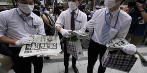 Έκτακτο φύλλο ιαπωνικής εφημερίδας κυκλοφορεί στους δρόμους του Τόκιο και ενημερώνει για τον πυροβολισμό του Σίνζο Άμπε