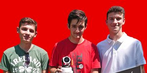 Οι μαθητές Αποστόλης Δρόλιας, Γιώργος Καλόγηρος και Αλέξανδρος Τσαμπίρας από το Γενικό Λύκειο Αλμυρού