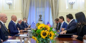 Ο Νίκος Δένδιας στη σημερινή συνάντησή του με τον ειδικό απεσταλμένο των ΗΠΑ για θέματα ενέργειας