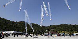 Βορειοκορεάτες αποστάτες απελευθερώνουν μπαλόνια με φυλλάδια που καταδικάζουν τον ηγέτη της Κιμ Γιονγκ Ουν