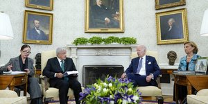 Ο Τζο Μπάιντεν με τον Εμανουέλ Ομπραδόρ στον λευκό οίκο