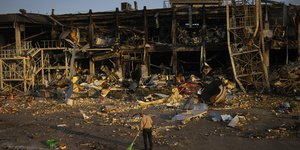 Ένας άνδρας σκουπίζει ερείπια στην Οδησσό της Ουκρανίας μετά από επίθεση ρωσικών πυραύλων