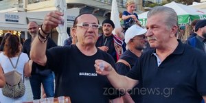 Ο Λευτέρης Πανταζής πίνει τσικουδιές στα Χανιά