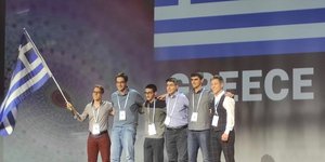 η μαθητές στην μαθηματική ολυμπιάδα κρατώντας την Ελληνική σημαία