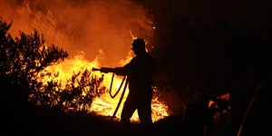 Πυροσβέστης στη μάχη με τη φωτιά νύχτα