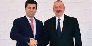 Ο απερχόμενος πρωθυπουργός Κίριλ Πέτκοφ της Βουλγαρίας με τον Αζέρο πρόεδρο Ιλχάμ Αλίεφ