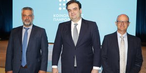 Στο μέσον, ο υπουργός Επικρατείας και Ψηφιακής Διακυβέρνησης Κυριάκος Πιερρακάκης