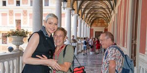 Η πριγκίπισσα Σαρλίν με τουρίστες στο παλάτι του Μονακό - Ανανεωμένη και ευδιάθετη