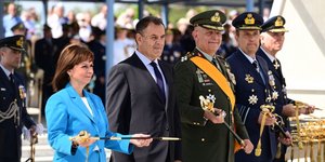 Η Πρόεδρος της Δημοκρατίας με τον υπουργό Εθνικής Άμυνας