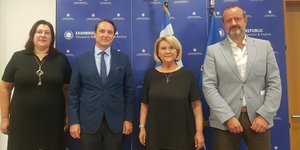 Η Ουκρανή Πρόξενος στην Ελλάδα κ. Άννα Τισένκο, ο Πρέσβης της Ουκρανίας στην Ελλάδα κ. Σεργκέι Σουτένκο, η Υφυπουργός Μετανάστευσης και Ασύλου κ. Σοφία Βούλτεψη και ο επικεφαλής του ΔΟΜ στην Ελλάδα κ. Gianluca Rocco.