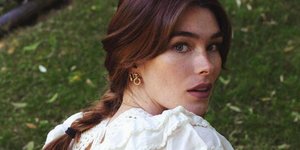 γυναίκα με λαμπερό δέρμα