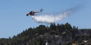 Ελικόπτερο της πυροσβεστικής επιχειρεί πάνω από πυρκαγιά