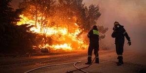 Πυροσβέστες επιχειρούν στη φωτιά στην Πεντέλη