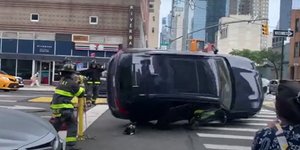 Πυροσβέστης καταπλακώνεται από SUV