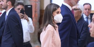 Η βασίλισσα Λετίθια με ροζ φόρεμα