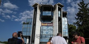 Το κτίριο που στεγάζεται ο Real FM, μετά την επίθεση