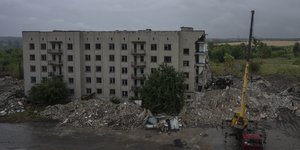 To καταστροφικό αποτέλεσμα από τον βομβαρδισμό σε πολυκατοικία στην περιοχή του Ντονέτσκ, στην Ουκρανία