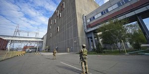 Ρώσοι στρατιώτες στον κατεχόμενο πυρηνικό σταθμό της Ζαπορίζια στην Ουκρανία