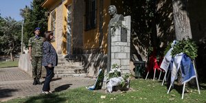 Κατάθεση στεφάνου από την Κατερίνα Σακελλαροπούλου στην προτομή του Σπύρου Μουστακλή