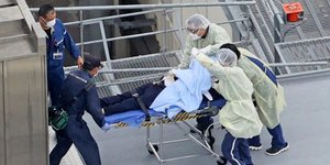 Η μεταφορά του Σίνζο Αμπε στο νοσοκομείο 