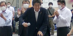 Ο Σίνζο Άμπε δευτερόλεπτα πριν δεχθεί την επίθεση