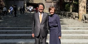 Ο πρώην πρωθυπουργός της Ιαπωνίας Σίνζο Άμπε με την σύζυγό του Άκιε