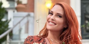 Η Σίσσυ Χρηστίδου με καλοκαιρινό φόρεμα