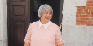 Ισπανίδα νύφη με ροζ φόρεμα