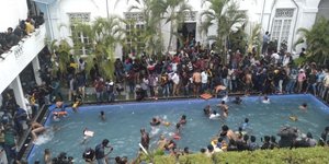 Διαδηλωτές παίζουν στην πισίνα της κατειλημμένης προεδρικής κατοικίας στο Κολόμπο της Σρι Λάνκα