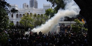 Διαδηλωτές έξω από την προεδρική κατοικία στη Σρι Λάνκα