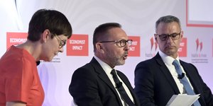 Ο Γιάννης Στουρνάρας στο συνέδριο του Economist για πληθωρισμό, τράπεζες και οικονομία