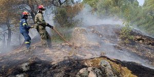 Στρατιώτης σβήνει φωτιές μαζί με πυροσβέστη