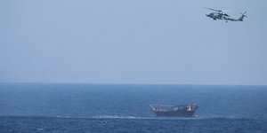 Ένα ελικόπτερο Seahawk του Πολεμικού Ναυτικού των ΗΠΑ πετά πάνω από ένα πλοίο που αργότερα διαπιστώθηκε ότι μετέφερε ένα κρυφό φορτίο όπλων στην Αραβική Θάλασσα