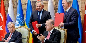 Στιγμιότυπο από την υπογραφή στην Κωνσταντινούπολη της άρσης του αποκλεισμού στα ουκρανικά σιτηρά εκ μέρους της Ρωσίας