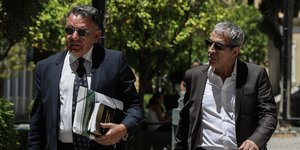 Ο Θέμις Αδαμαντίδης με τον δικηγόρο του Αλέξη Κούγια στο αυτόφωρο τριμελές πλημμελειοδικείο