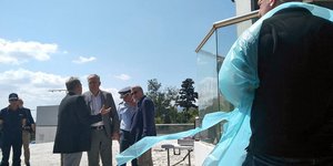 Ο Τάκης Θεοδωρικάκος ενημερώνεται για τις έρευνες μετά την επίθεση στο Real FM