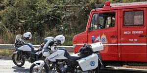 Πυροσβεστικό όχημα και οχήματα της τροχαίας