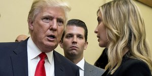 Ντόναλντ Τραμπ μαζί με τον γιο του Ντόναλντ Τζούνιορ και την κόρη του Ιβάνκα