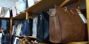 Τσάντες μαϊμού στη Λευκάδα