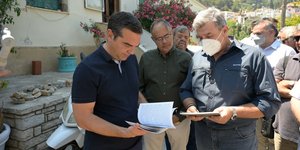 Ο Αλέξης Τσίπρας στη Σάμο συνομιλεί με ντόπιους