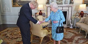 Ο Μπόρις Τζόνσον με την βασίλισσα Ελισάβετ