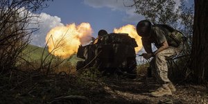 Ουκρανοί στρατιώτες βάλλουν κατά ρωσικών θέσεων
