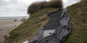 Βάρκα διακινητών που ξεβράστηκε στη Μάγχη