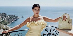 γυναίκα με κίτρινο φόρεμα