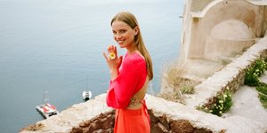 γυναίκα με φόρεμα 