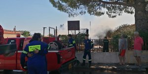 Ωρωπός: Κάηκε ολοσχερώς σπίτι ηλικιωμένου -Η έγκαιρη παρέμβαση της Πυροσβεστικής απέτρεψε την εξάπλωση [βίντεο]